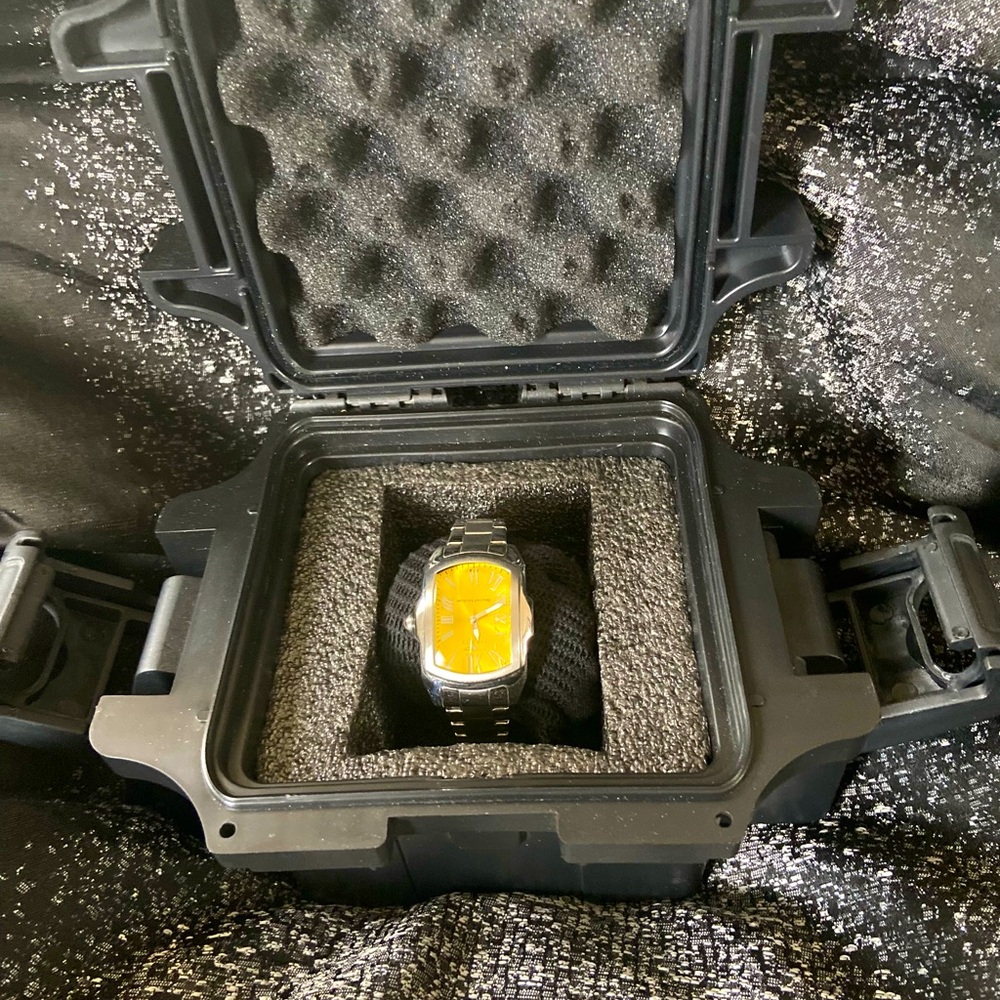I’m selling this watch because I can’t fit it